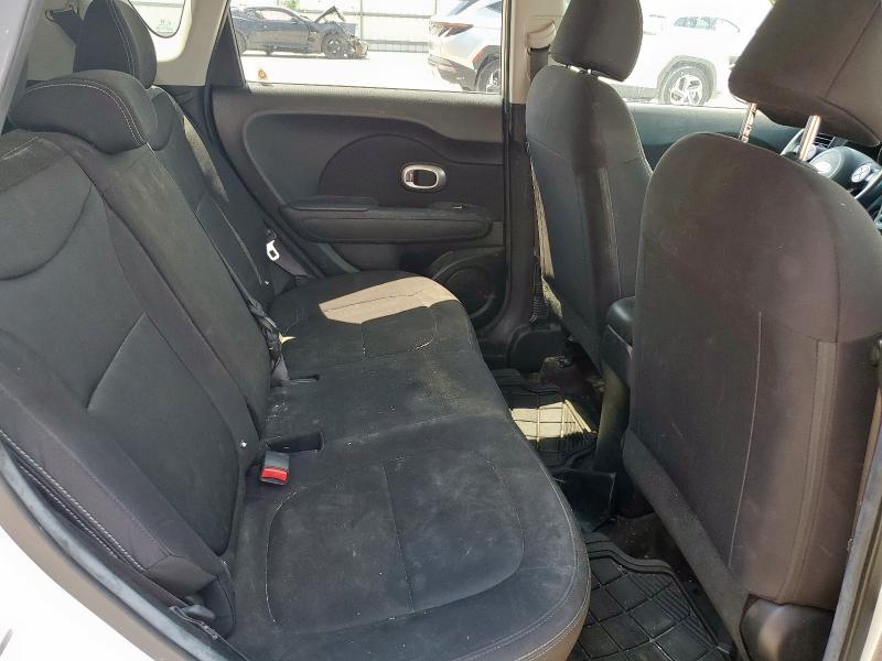 KNDJN2A28J7559127 - 2018 KIA SOUL WHITE photo 10