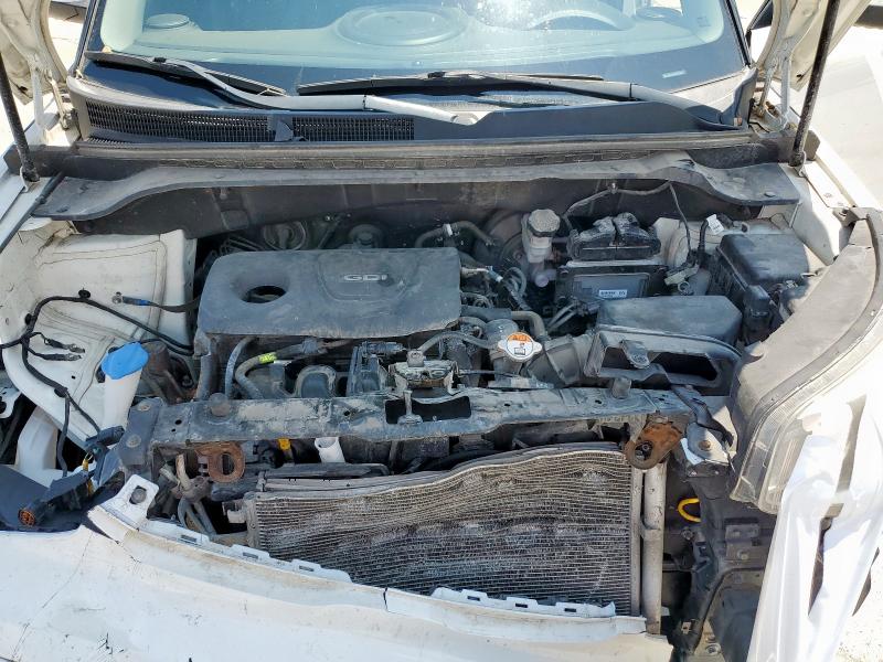 KNDJN2A28J7559127 - 2018 KIA SOUL WHITE photo 11