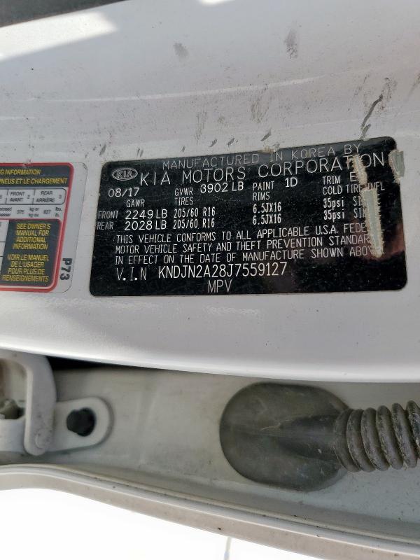 KNDJN2A28J7559127 - 2018 KIA SOUL WHITE photo 12