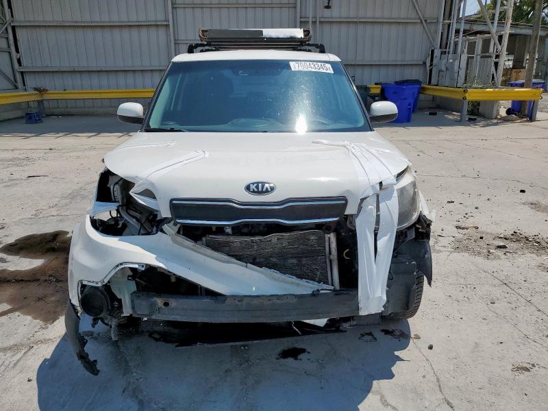 KNDJN2A28J7559127 - 2018 KIA SOUL WHITE photo 5