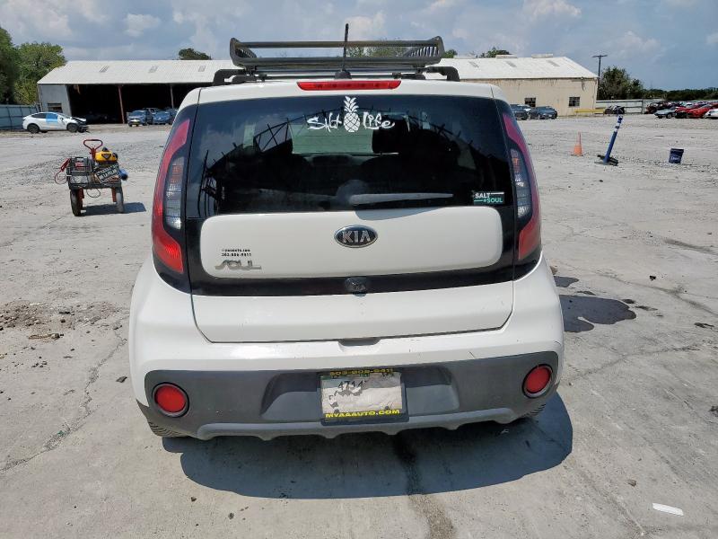 KNDJN2A28J7559127 - 2018 KIA SOUL WHITE photo 6