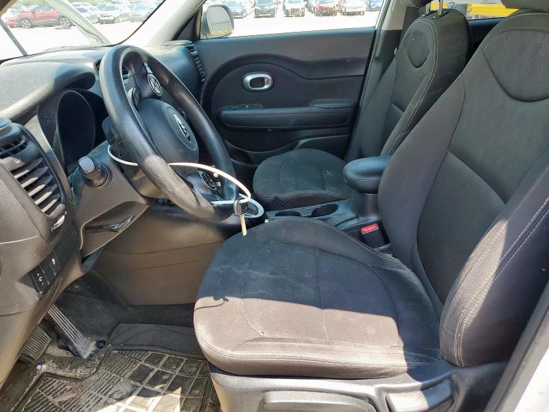 KNDJN2A28J7559127 - 2018 KIA SOUL WHITE photo 7