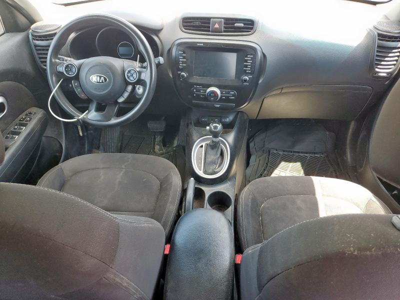 KNDJN2A28J7559127 - 2018 KIA SOUL WHITE photo 8