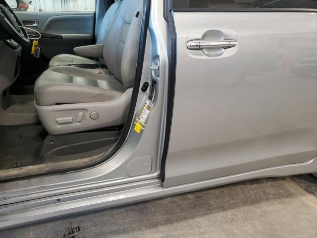 5TDYZ3DC9LS067258 - 2020 TOYOTA SIENNA XLE Srebrny zdjęcie 13