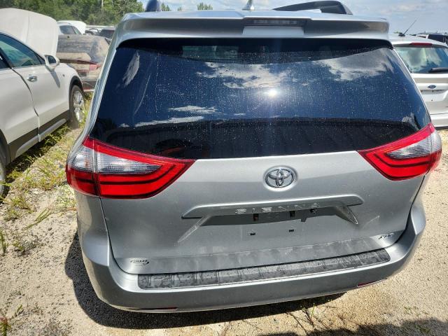 5TDYZ3DC9LS067258 - 2020 TOYOTA SIENNA XLE Srebrny zdjęcie 6