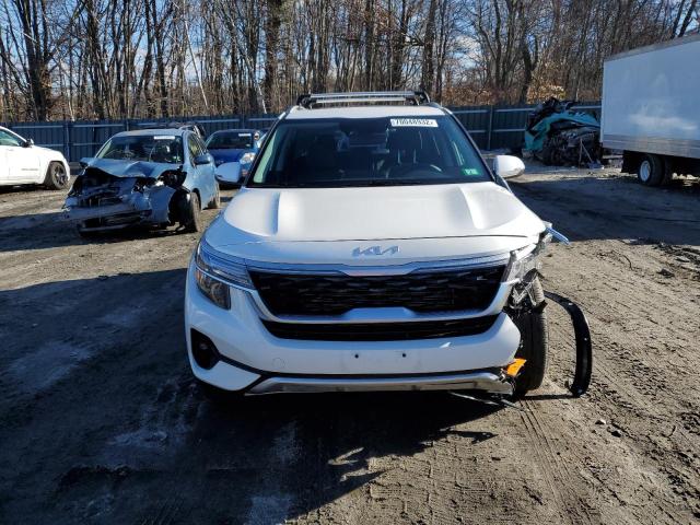 KNDERCAA4P7390624 - 2023 KIA SELTOS EX WHITE photo 5