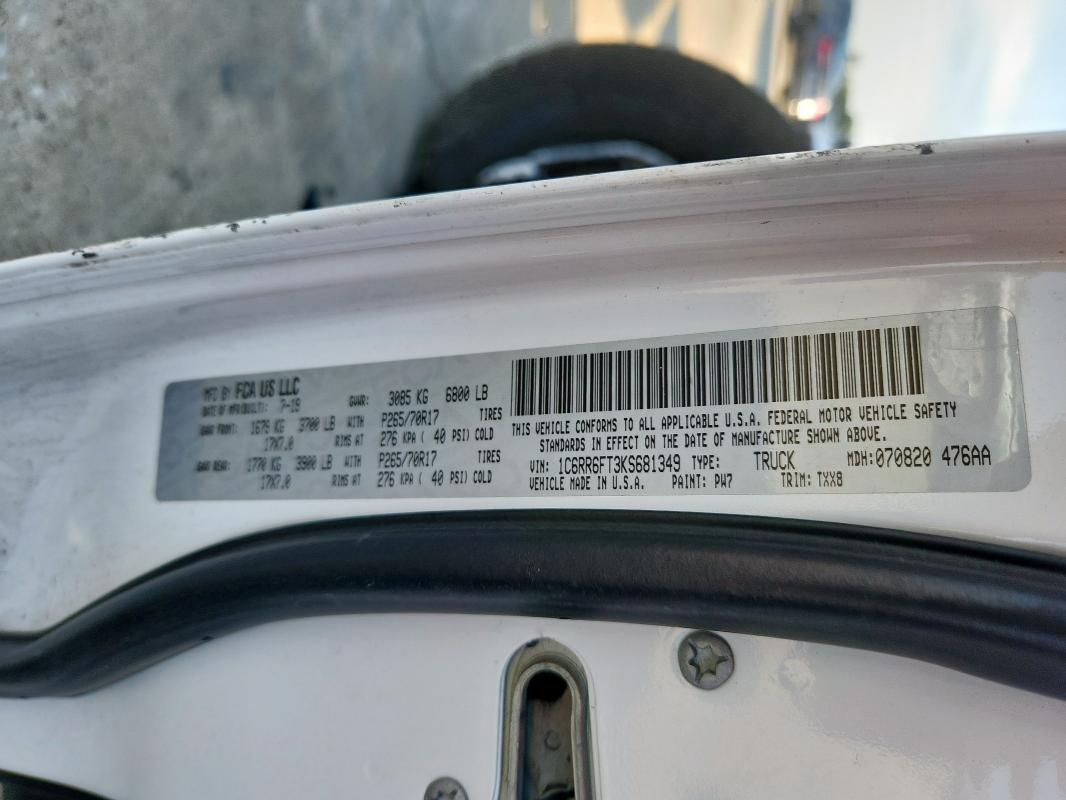 1C6RR6FT3KS681349 - 2019 RAM 1500 CLASS TRADESMAN Weiß Foto 12