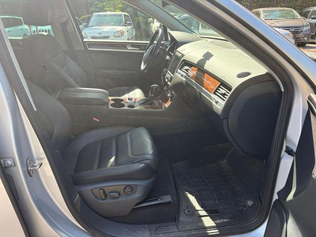 WVGEF9BP2DD00006 - 2013 VOLKSWAGEN TOUAREG V6 Gris photo 5