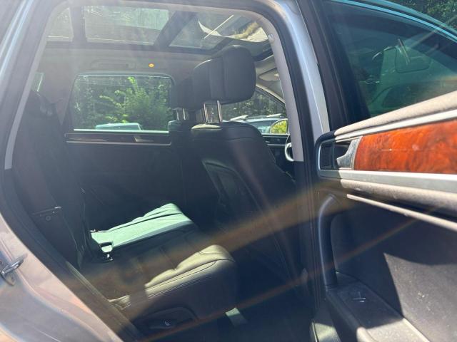 WVGEF9BP2DD00006 - 2013 VOLKSWAGEN TOUAREG V6 Gris photo 6