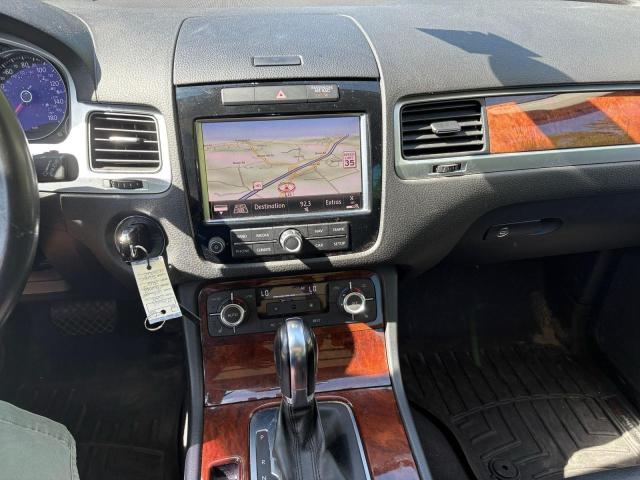 WVGEF9BP2DD00006 - 2013 VOLKSWAGEN TOUAREG V6 Gris photo 9