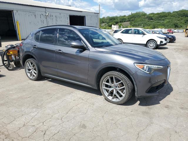 ZASFAKNN7J7B83954 - 2018 ALFA ROMEO STELVIO TI SPORT GRAY photo 4