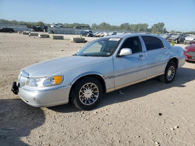 2001 LINCOLN TOWN CAR SIGNATURE, 