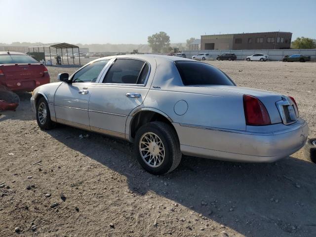 1LNHM82W21Y709177 - 2001 LINCOLN TOWN CAR SIGNATURE SILVER photo 2
