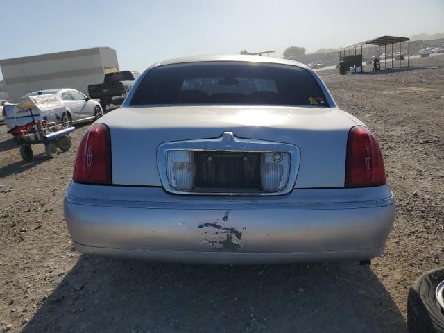 1LNHM82W21Y709177 - 2001 LINCOLN TOWN CAR SIGNATURE SILVER photo 6