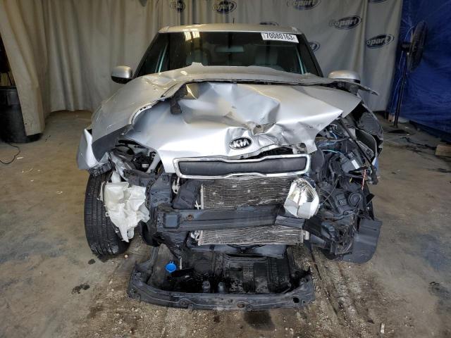 KNDJN2A2XG7824557 - 2016 KIA SOUL SILVER photo 5