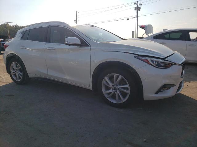 SJKCH5CP6JA049868 - 2018 INFINITI QX30 BASE WHITE photo 4