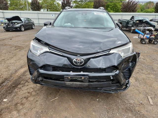 2T3BFREV5HW572267 - 2017 TOYOTA RAV4 LE Schwarz Foto 5