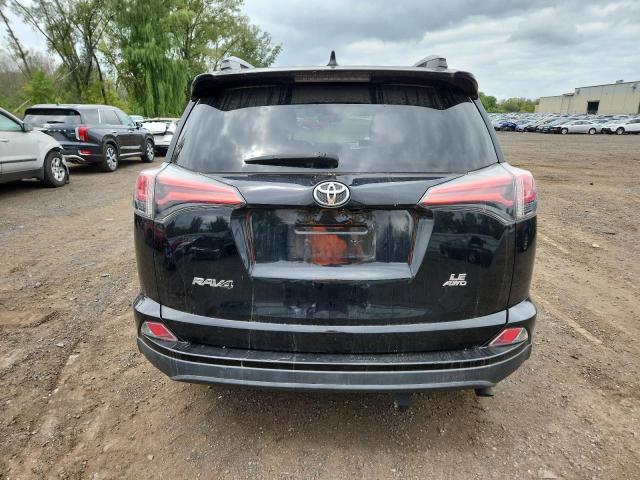 2T3BFREV5HW572267 - 2017 TOYOTA RAV4 LE Schwarz Foto 6