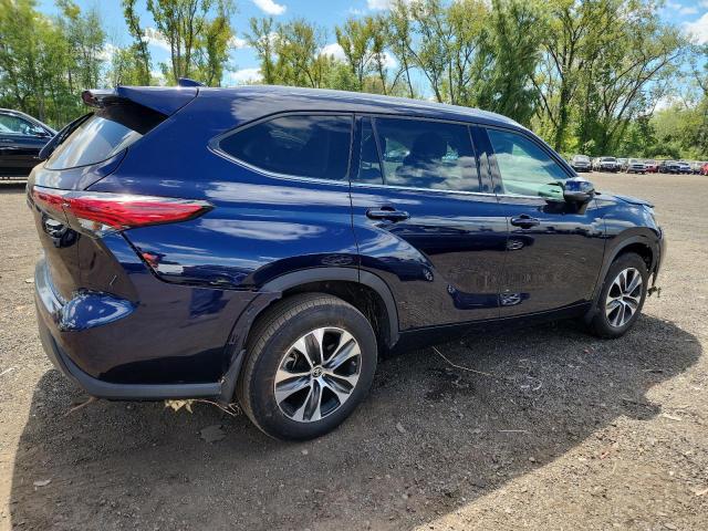 5TDGZRBH8NS208255 - 2022 TOYOTA HIGHLANDER XLE BLUE photo 3