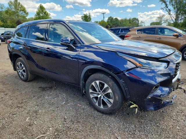 5TDGZRBH8NS208255 - 2022 TOYOTA HIGHLANDER XLE BLUE photo 4