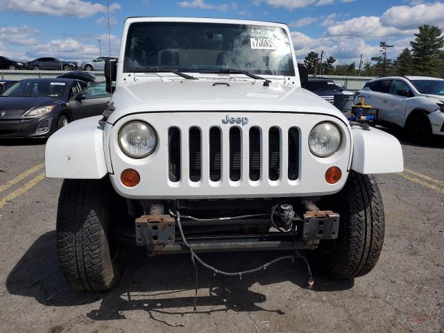 1C4HJWEG4DL562951 - 2013 JEEP WRANGLER U SAHARA 白色 照片 5