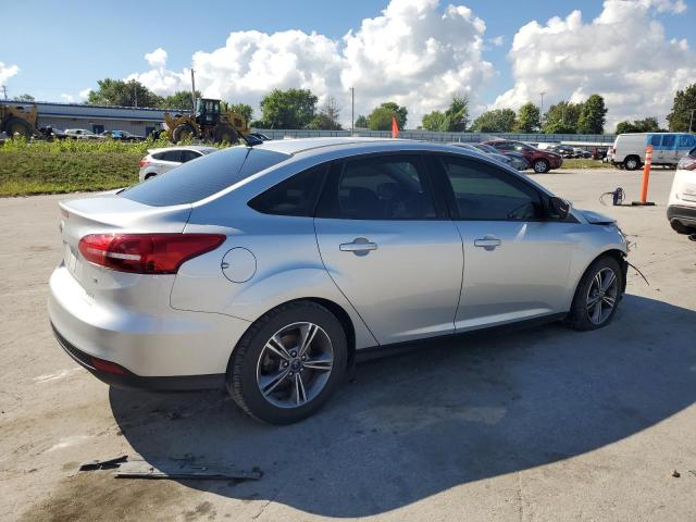 1FADP3FE1JL259815 - 2018 FORD FOCUS SE Silber Foto 3