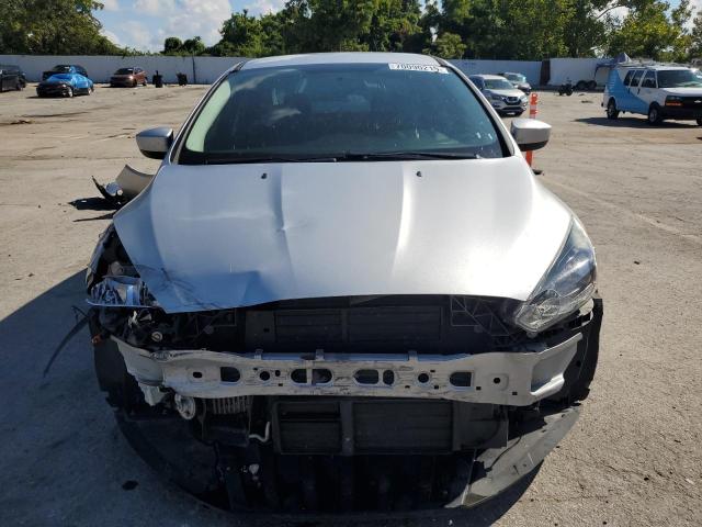 1FADP3FE1JL259815 - 2018 FORD FOCUS SE Silber Foto 5