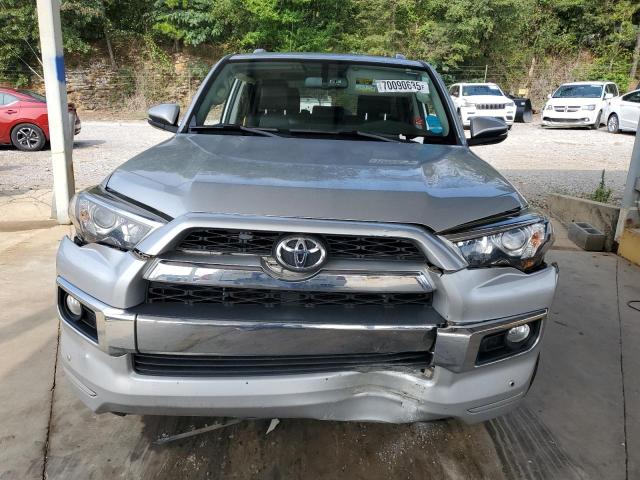 JTEBU5JR4J5571241 - 2018 TOYOTA 4RUNNER SR5/SR5 PREMIUM فضي صورة 5
