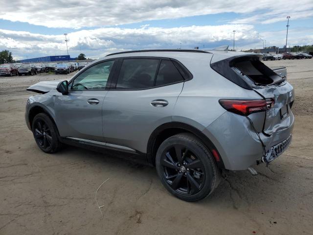 LRBFZPR49PD076087 - 2023 BUICK ENVISION ESSENCE Silber Foto 2