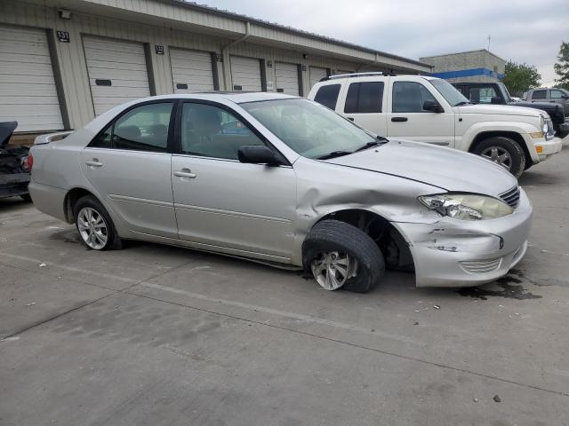 4T1BE32K95U567703 - 2005 TOYOTA CAMRY LE SILVER photo 4
