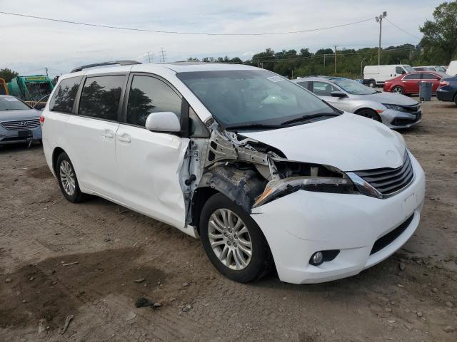 5TDYK3DC6DS300583 - 2013 TOYOTA SIENNA XLE WHITE photo 4