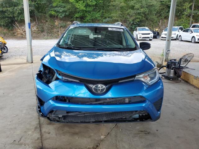 2T3ZFREV0JW466717 - 2018 TOYOTA RAV4 LE أزرق صورة 5