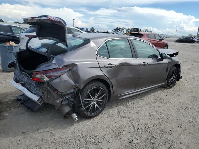 4T1G11AK4NU046699 - 2022 TOYOTA CAMRY SE GRAY photo 3