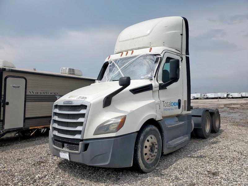 3AKJHLDV8KSKF9415 - 2019 FREIGHTLINER CASCADIA 1 WHITE photo 2