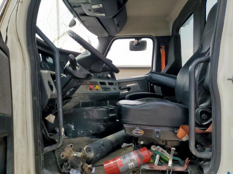 3AKJHLDV8KSKF9415 - 2019 FREIGHTLINER CASCADIA 1 WHITE photo 5