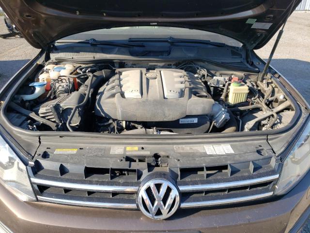 WVGDK9BP8CD010956 - 2012 VOLKSWAGEN TOUAREG TDI BROWN photo 12