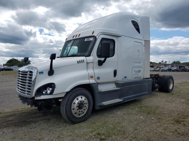 3AKJGLBG0GSHT6957 - 2016 FREIGHTLINER CASCADIA 1 WHITE photo 2