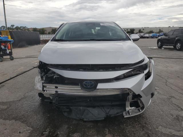 JTDBCMFE2PJ000581 - 2023 TOYOTA COROLLA LE Gümüş foto 5