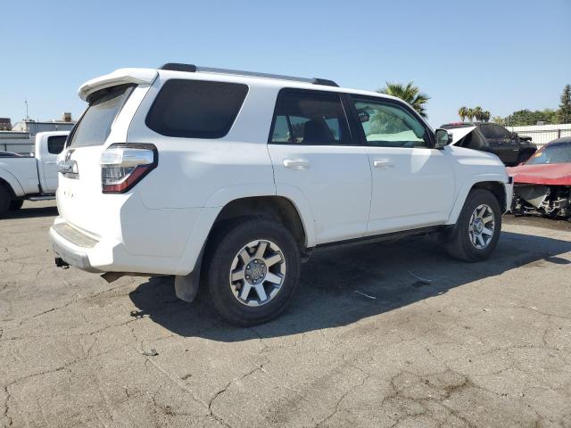 JTEBU5JR3F5218285 - 2015 TOYOTA 4RUNNER SR5/SR5 PREMIUM WHITE photo 3