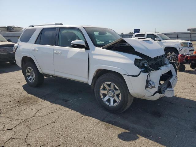 JTEBU5JR3F5218285 - 2015 TOYOTA 4RUNNER SR5/SR5 PREMIUM WHITE photo 4