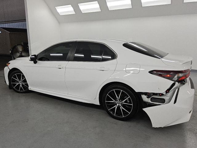 4T1G11AK8PU774691 - 2023 TOYOTA CAMRY SE NIGHT SHADE WHITE photo 2