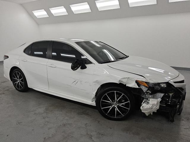 4T1G11AK8PU774691 - 2023 TOYOTA CAMRY SE NIGHT SHADE WHITE photo 4