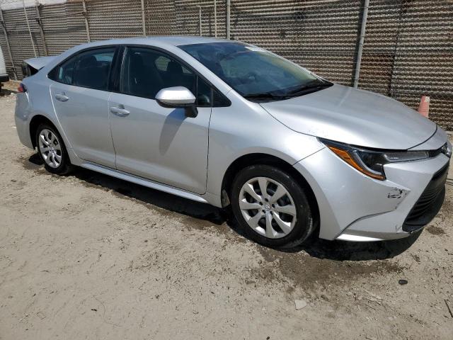5YFB4MDE3SP283500 - 2025 TOYOTA COROLLA LE Silber Foto 4