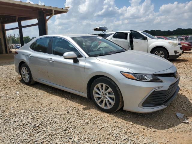 4T1C11AK8MU453230 - 2021 TOYOTA CAMRY LE SILVER photo 4