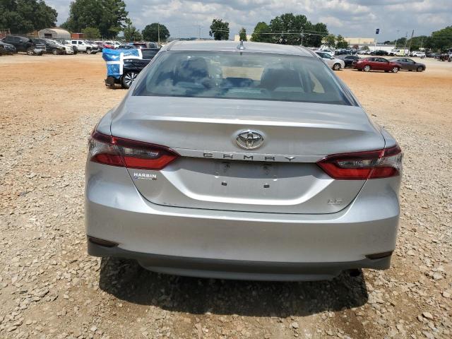 4T1C11AK8MU453230 - 2021 TOYOTA CAMRY LE SILVER photo 6