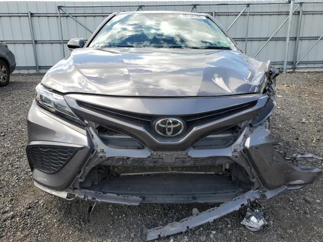 4T1G11AK6NU691175 - 2022 TOYOTA CAMRY SE GRAY photo 5
