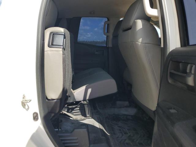 5TFRM5F1XJX125315 - 2018 TOYOTA TUNDRA DOUBLE CAB SR/SR5 WHITE photo 10