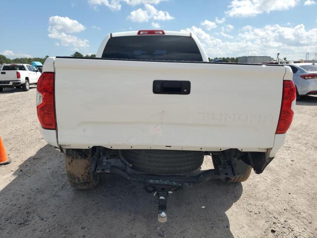 5TFRM5F1XJX125315 - 2018 TOYOTA TUNDRA DOUBLE CAB SR/SR5 WHITE photo 6