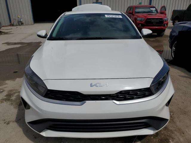 3KPF24AD6PE637277 - 2023 KIA FORTE LX WHITE photo 5