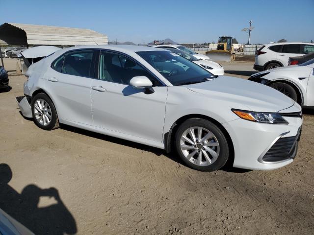 4T1R11AK5NU069174 - 2022 TOYOTA CAMRY LE TWO TONE photo 4